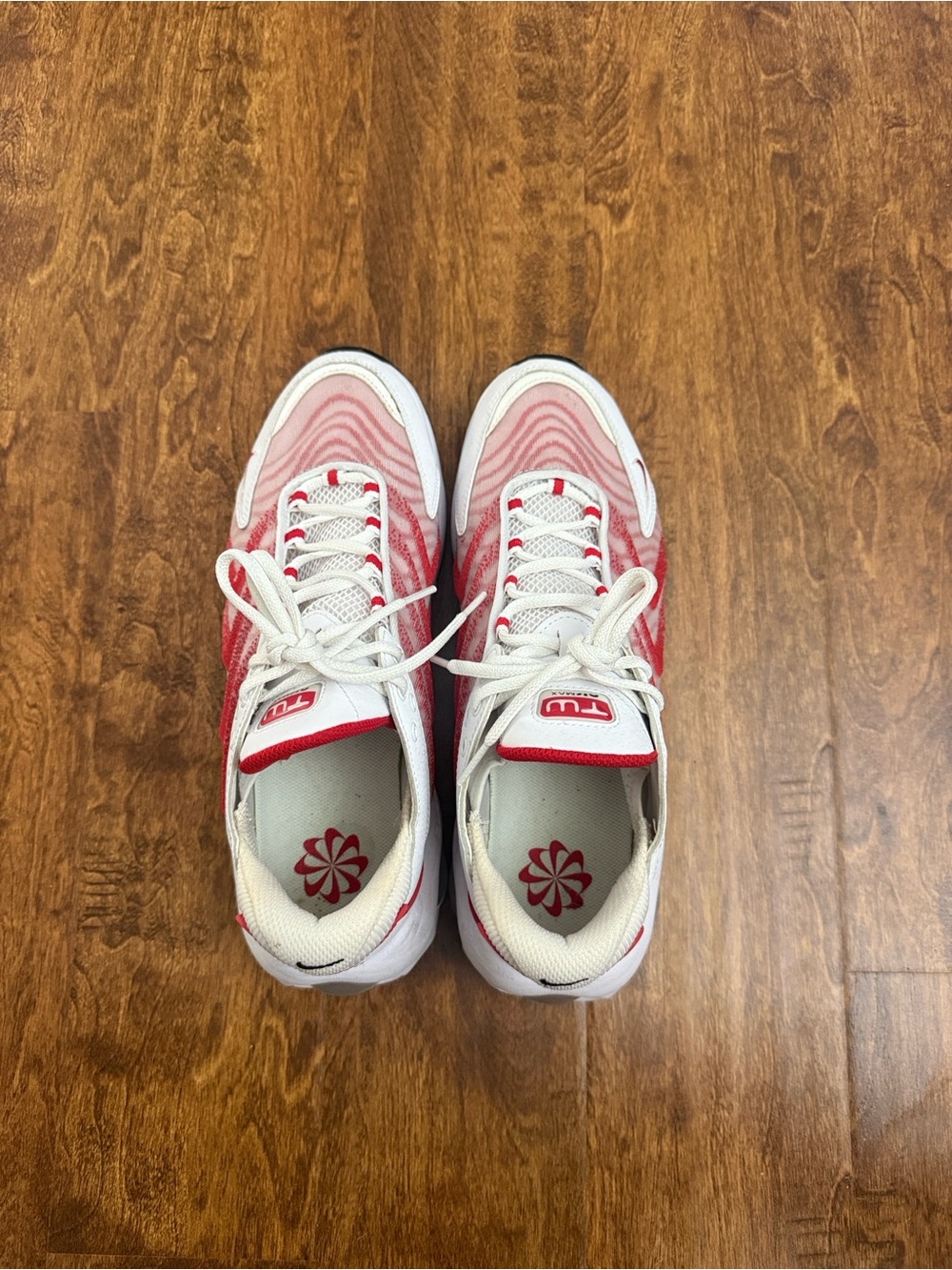 Nike Men’s White and Red Wave-Pattern Sneakers - Picture 5 of 15
